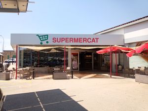 Entrance and shaded parking at Hiper Centro Campos in Illes Balears