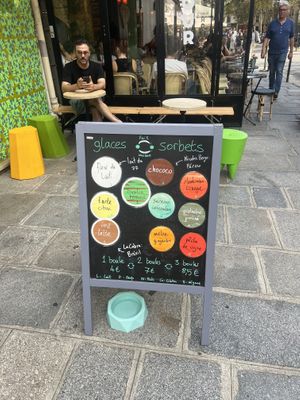 Vegan flavor options clearly labeled   at Isotope in île-de-france