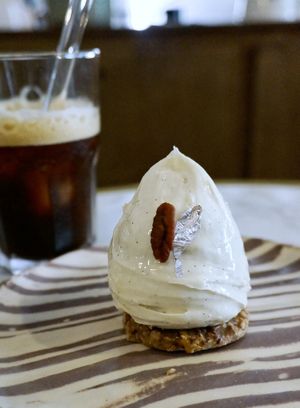 Pecan/Vanilla at Les Artizans Coffee and Flower in Paris