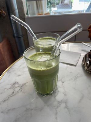  at Les Artizans Coffee and Flower in Paris