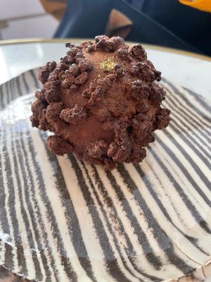  at Les Artizans Coffee and Flower in Paris