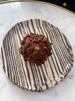  at Les Artizans Coffee and Flower in Paris