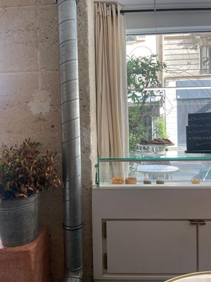  at Les Artizans Coffee and Flower in Paris