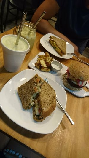 Sandwich Pesto Mozarella et Curry Lentil, Burger Ricotta, smoothies Green Standard et Body Boost at Ooh Cha Cha - Zhongzheng District in Taipei