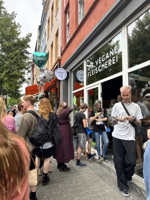 Shop von Außen am Eröffnungstag  at Die Vegane Fleischerei in Cologne