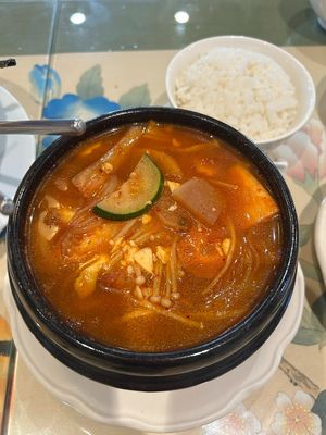 Kimchi tofu pot had lots of mushrooms at Water Drop Teahouse in Stafford