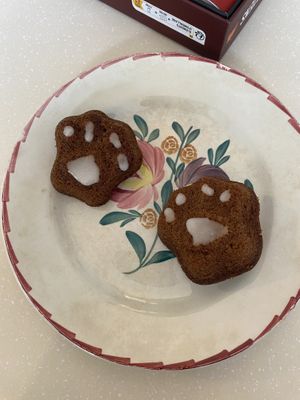 Muffin citron gingembre  at Chat-Rivari Café in Paris