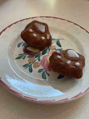 Bolinhos em forma de patinhas at Chat-Rivari Café in Paris