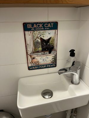 Decoração do banheiro at Chat-Rivari Café in Paris