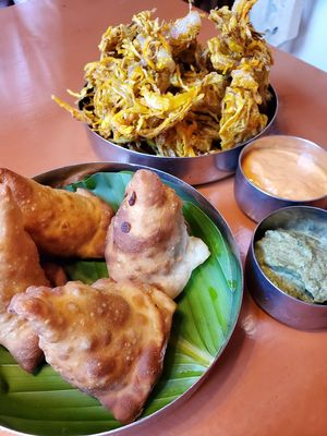 Samosas & Pakora at Ganesha Restaurante in Cartagena