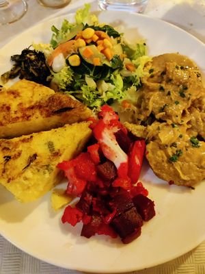 Main dish with tempeh, polenta and vegetables at Baratza Kafea in Pamplona