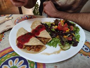 Tacos de tempeh con salsa piquillo y ensalada at Baratza Kafea in Pamplona