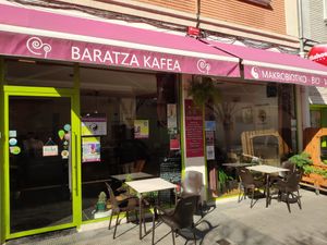 Outside seating at Baratza Kafea in Pamplona