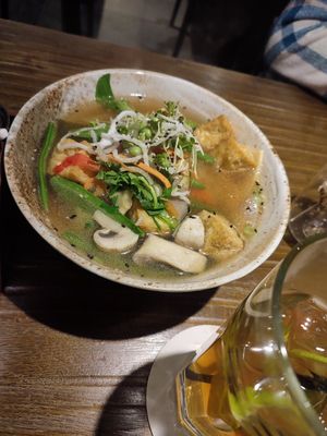 Reisnudelnsuppe mit Tofu, Algen und Gemüse (geschmacklich sehr fad...keine Empfehlung) at Silky Vegetarian in Dresden
