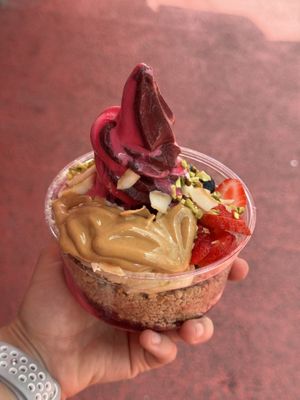 acai and dragon fruit mix  at Açaí Monkey - 아사이몽키 in Seoul
