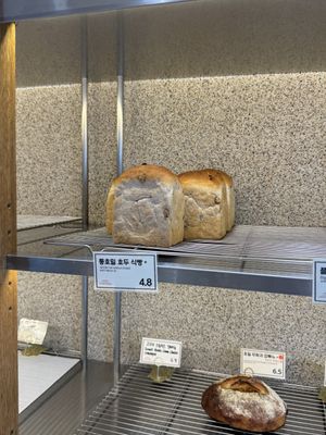 english sign too  at Jinny Bakery Bexco - 지니베이커리 벡스코점 in Busan