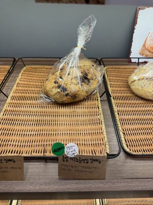 vegan label  at Dainy Bakery - 다이니베이커리 in Busan