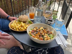 Very good quality burger and fresh and delicious salad. at Onesta Cuisine in Chamonix-mont-blanc