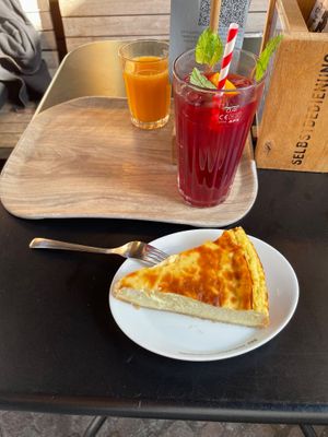 Vegan cheesecake and house made lemonade at Das Voglhaus in Konstanz