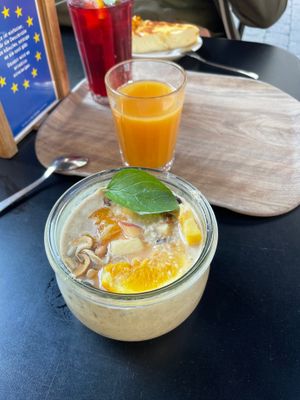 Aryuvedic porridge and juice at Das Voglhaus in Konstanz