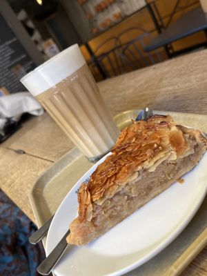 Mandel - Apfel - Torte 🍎 und Latte Macchiato mit Hafermilch   at Das Voglhaus in Konstanz
