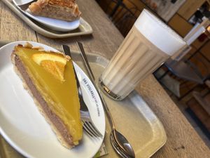 Mousse au chocolat Orangen Tarte 🍊🍫 und Latte macchiato mit Hafermilch   at Das Voglhaus in Konstanz
