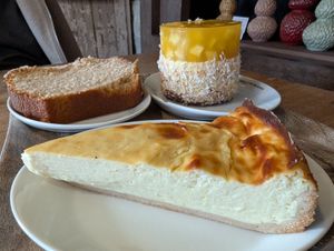 Zitronenkuchen, Mangotörtchen und Käsekuchen at Das Voglhaus in Konstanz