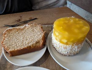 Zitronenkuchen und Mangotörtchen at Das Voglhaus in Konstanz