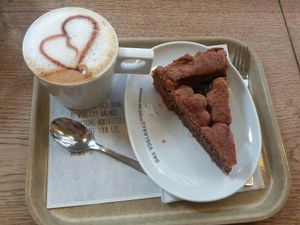 Linzer-Torte mit Dinkelmilch-Cappuccino at Das Voglhaus in Konstanz