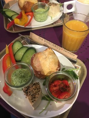 Frühstück mit selbstgemachtem kimcheese at Das Voglhaus in Konstanz