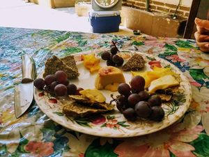Delicious raw/vegan cheeze platter 💜 smoked coconut cheeze, dehydrated seed bread and purple grapes at Pura Vida in Zihuatanejo