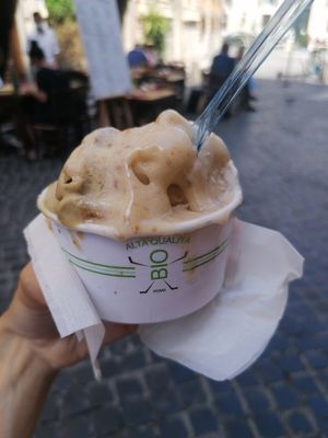 Date pistachio salted caramel medium cup at CamBio Vita in Rome