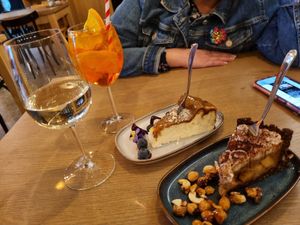 Banoffee pie (vegan, right) & caramel cheesecake (veg, left) at Zielony Talerzyk in Lublin
