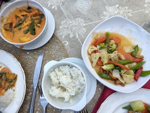 Stir fried and yellow curry at Si Siam in Guadiaro