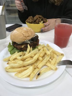 Hamburguesa con papas. Mi compañera: papás y nuggets at Konu Bar in Buenos Aires