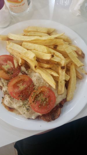 Muy abundante! El queso parecía pure, por lo demás muy rico. Lindo ambiente at Konu Bar in Buenos Aires