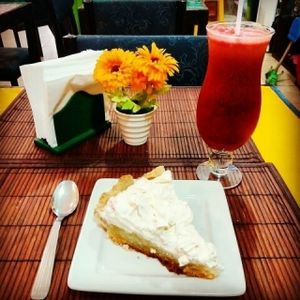 Lemon Pie y Jugo de Frutos Rojos y Maca  at Konu Bar in Buenos Aires