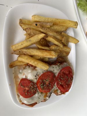 Lomito Napolitana
Lomito de Seitán Rebozado con salsa de tomate, mozarrella y tomate en rodaja, acompañado de ensalada o papas fritas  at Konu Bar in Buenos Aires