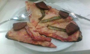 Pizza con morrón y jamón at Konu Bar in Buenos Aires