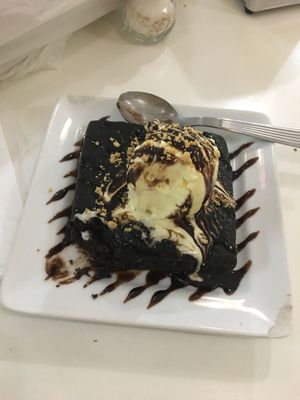 Brownie de chocolate con helado de vainilla y nueces  at Konu Bar in Buenos Aires