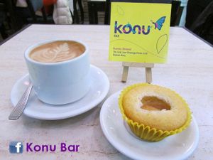 Muffin y café con leche vegano at Konu Bar in Buenos Aires
