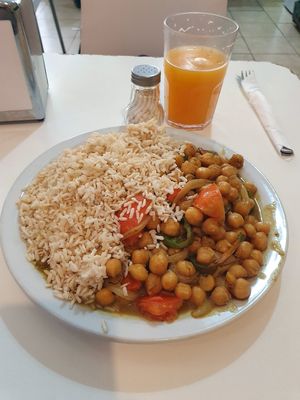 Garbanzos al curry. Exquisitos. Aunque solo se sirven de 12:00 a 16:00 at Konu Bar in Buenos Aires