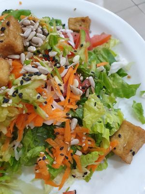 Salad with tofu at Konu Bar in Buenos Aires