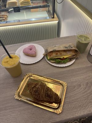 Bocata supremo, donut amor y croissant de arándanos   at Sansa Café in Sevilla