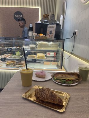Muchas opciones veganas, tanto dulces como saladas  at Sansa Café in Sevilla