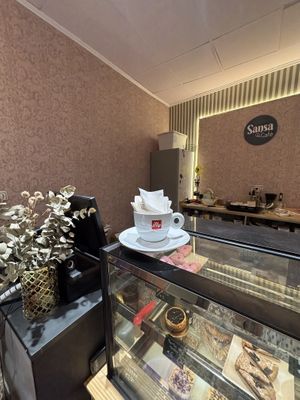 El sitio es pequeño, pero súper bonito y con muchas opcioness  at Sansa Café in Sevilla