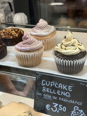 Cupcakes rellenas  at Sansa Café in Sevilla