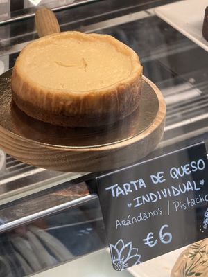 Tartas individualess  at Sansa Café in Sevilla