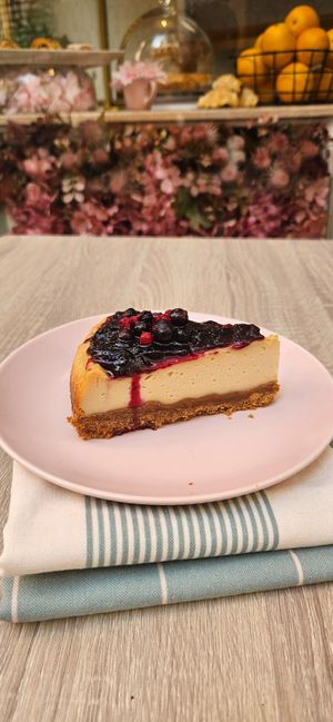 Tremendous cheesecake with blueberry jam 😍 at Sansa Café in Sevilla