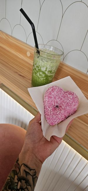 Green Detox Smoothie, Love Donut 💕 at Sansa Café in Sevilla